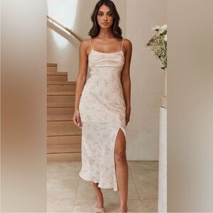 🌱floral slip dress x Selfie Leslie Australia date night perfect!